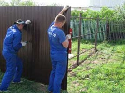 Как самостоятельно сделать забор из профлиста - пошаговая инструкция - Заборкин